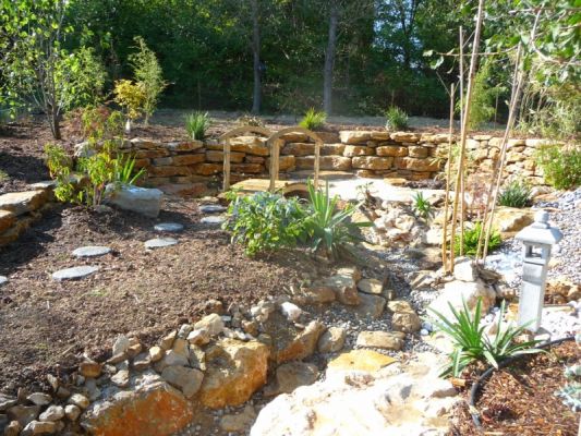 pose des galets de couleurs pour la création d' u jardin zen sur brignole